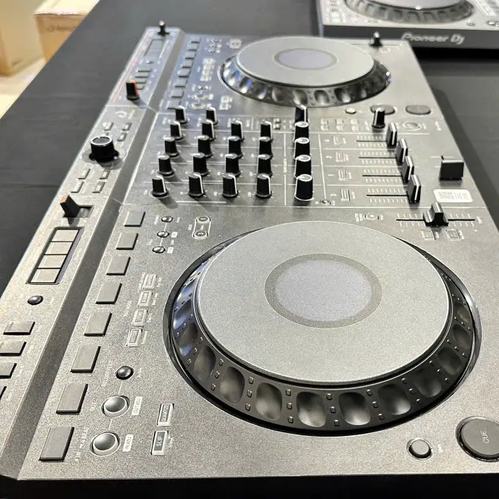 Bàn DJ AlphaTheta DDJ GRV6 nhìn từ trên xuống