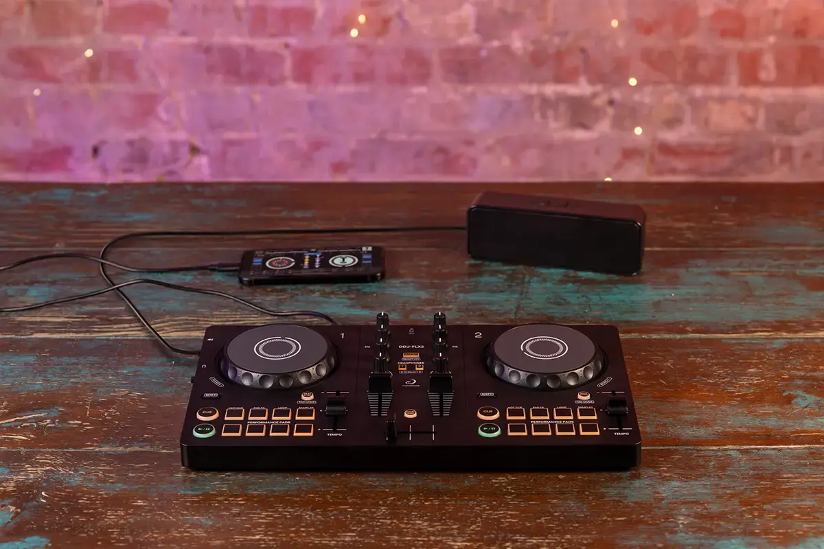 Bàn DJ Pioneer DDJ FLX2 trong phòng thu nhạc hiện đại
