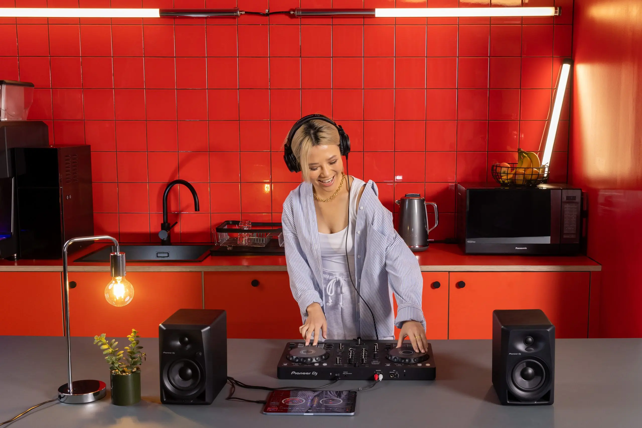 Bàn DJ AlphaTheta DDJ FLX4 trong phòng thu âm chuyên nghiệp