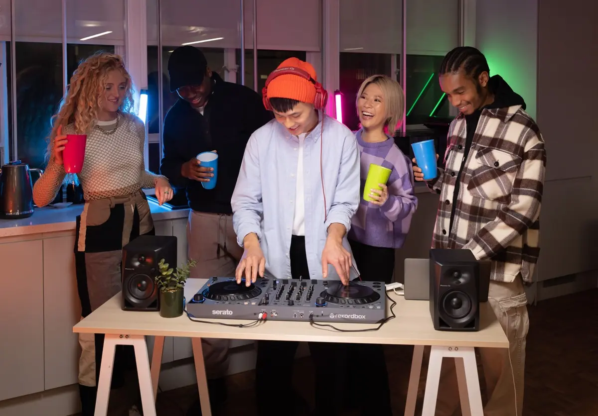 Bàn DJ DDJ FLX6 GT màu than chì đặt trong phòng thu âm chuyên nghiệp