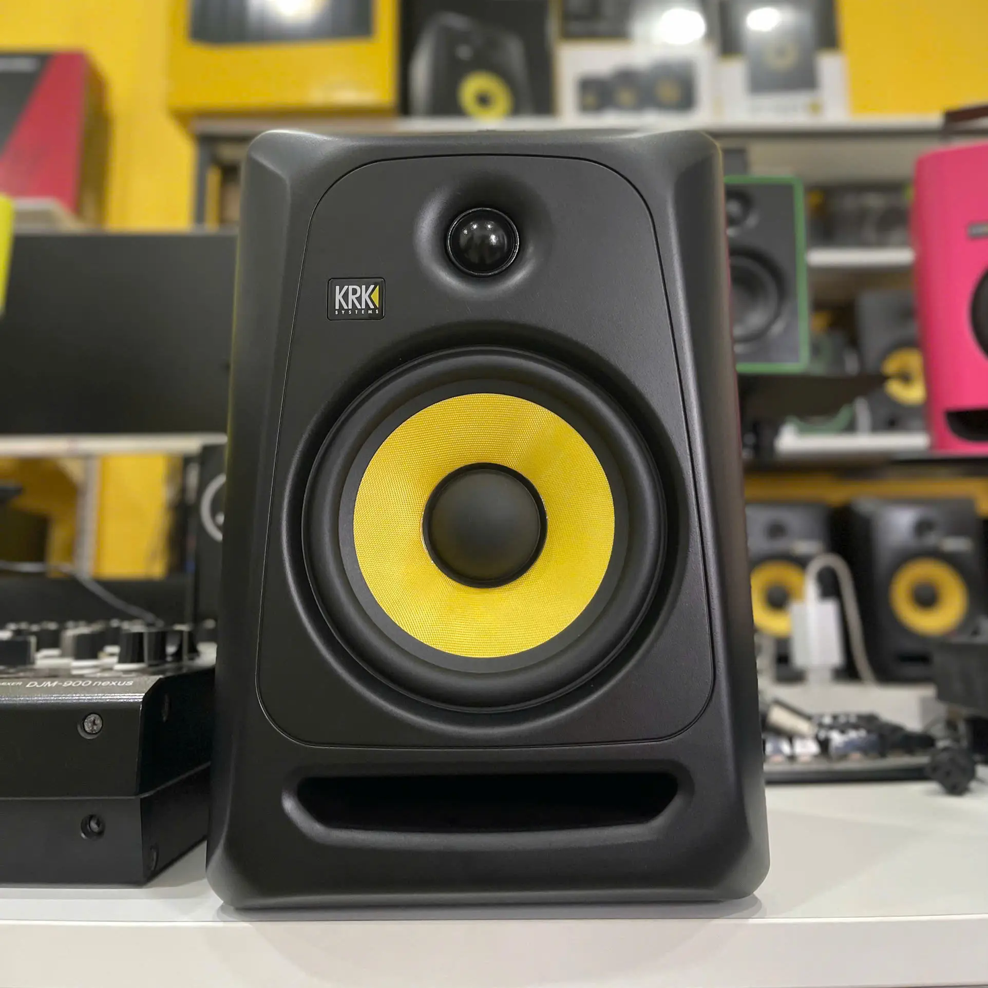 Loa kiểm âm KRK Classic 7 G3 có thiết kế đơn giản nhưng cực kỳ tinh tế