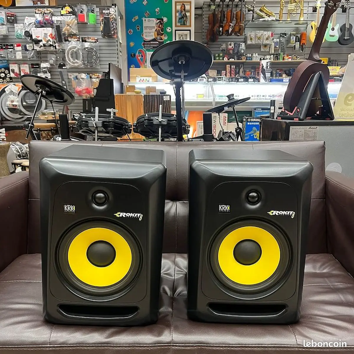 Loa kiểm âm KRK Classic 8 G3 màu đen trong phòng thu âm chuyên nghiệp