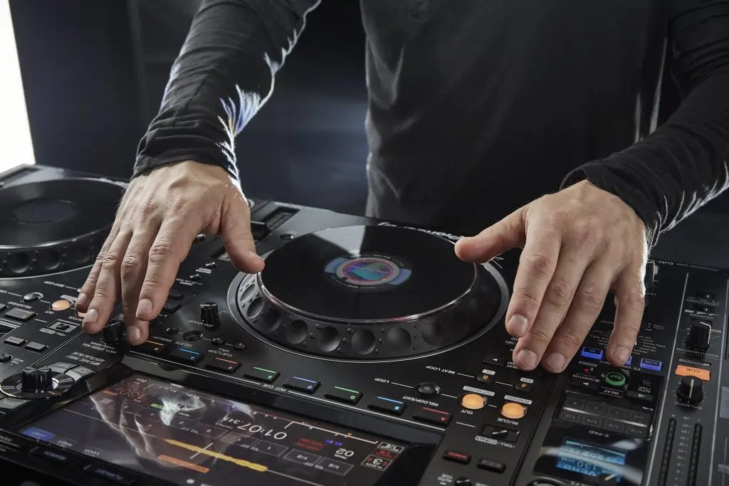 Bàn DJ Pioneer CDJ-3000 trong phòng thu âm chuyên nghiệp