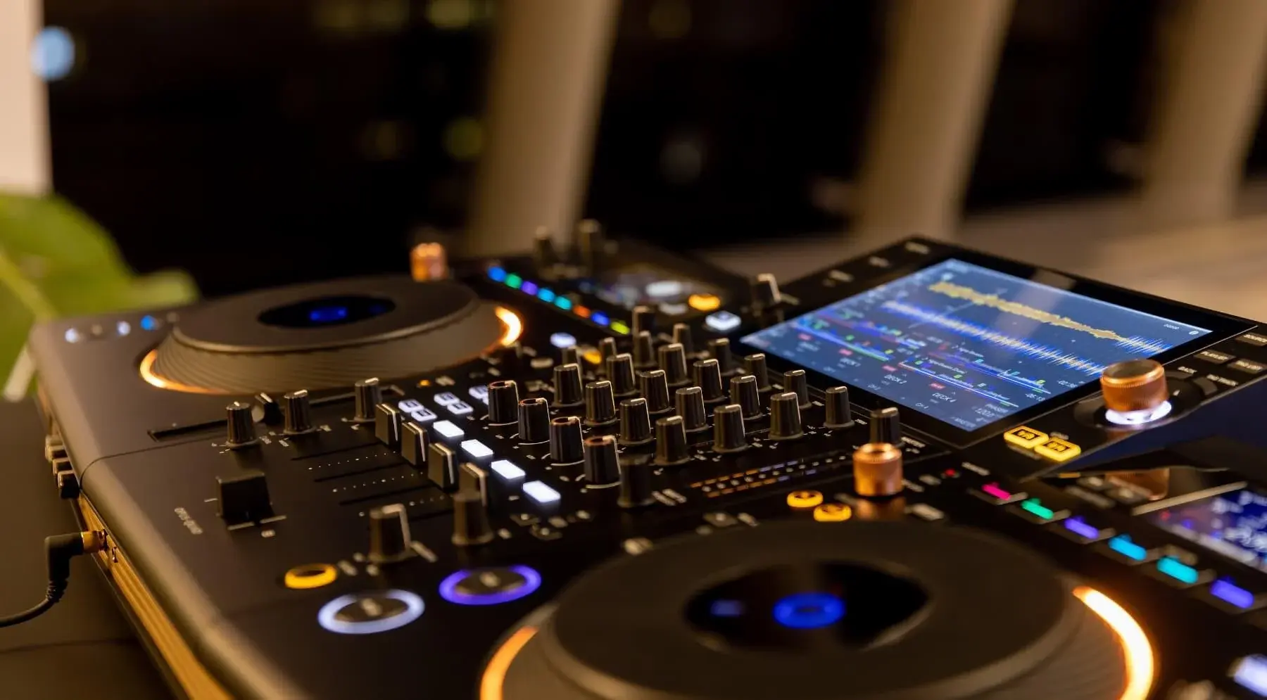 Bàn DJ Pioneer OPUS-QUAD trong phòng thu âm chuyên nghiệp