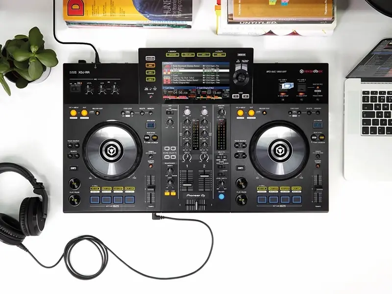 Bàn DJ Pioneer XDJ-RR trong phòng thu âm chuyên nghiệp