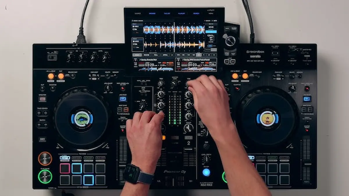 Bàn DJ Pioneer XDJ-RX3 trong phòng thu âm chuyên nghiệp