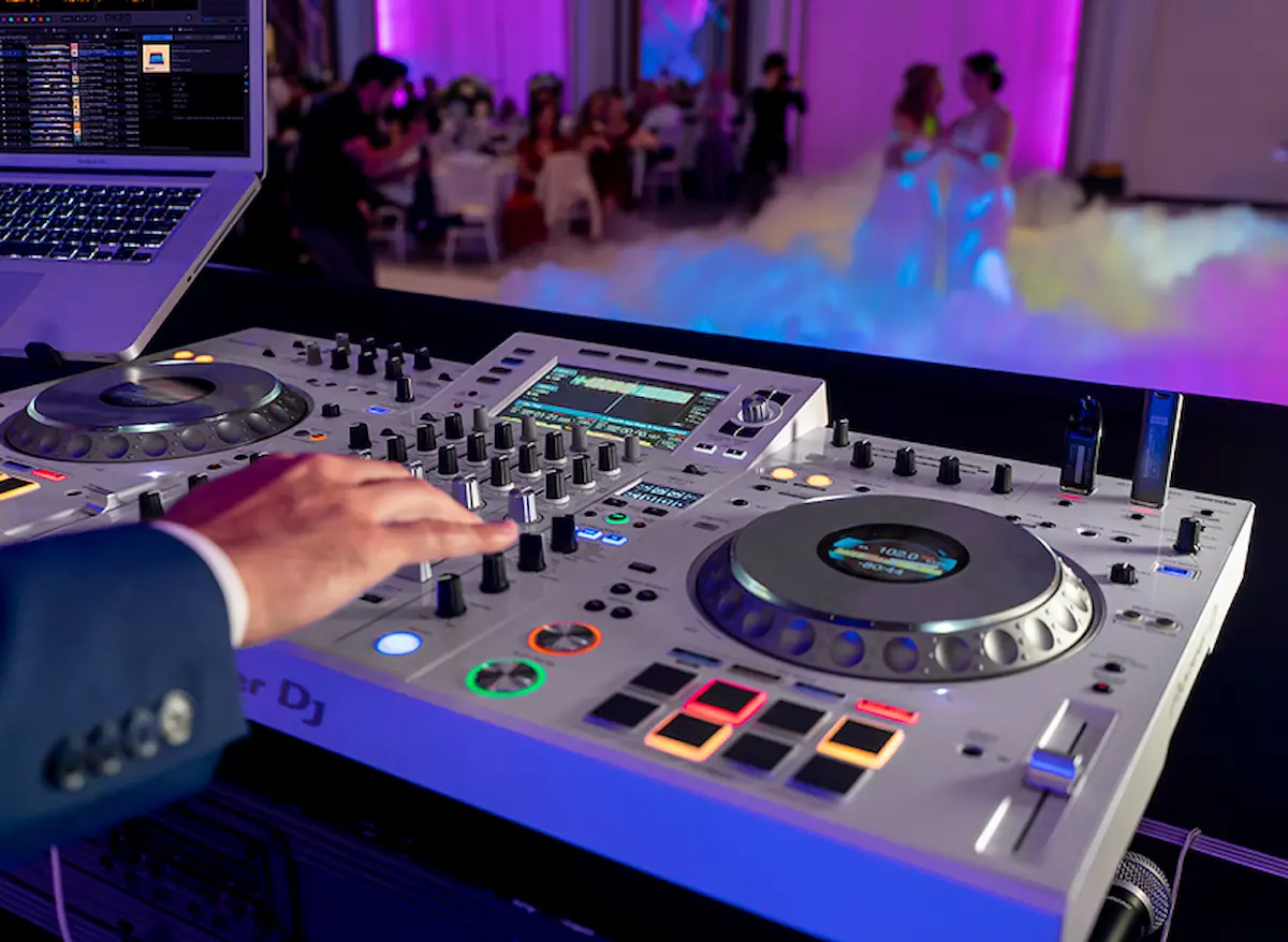 Bàn DJ Pioneer XDJ-XZ-W phiên bản màu trắng trong phòng thu âm