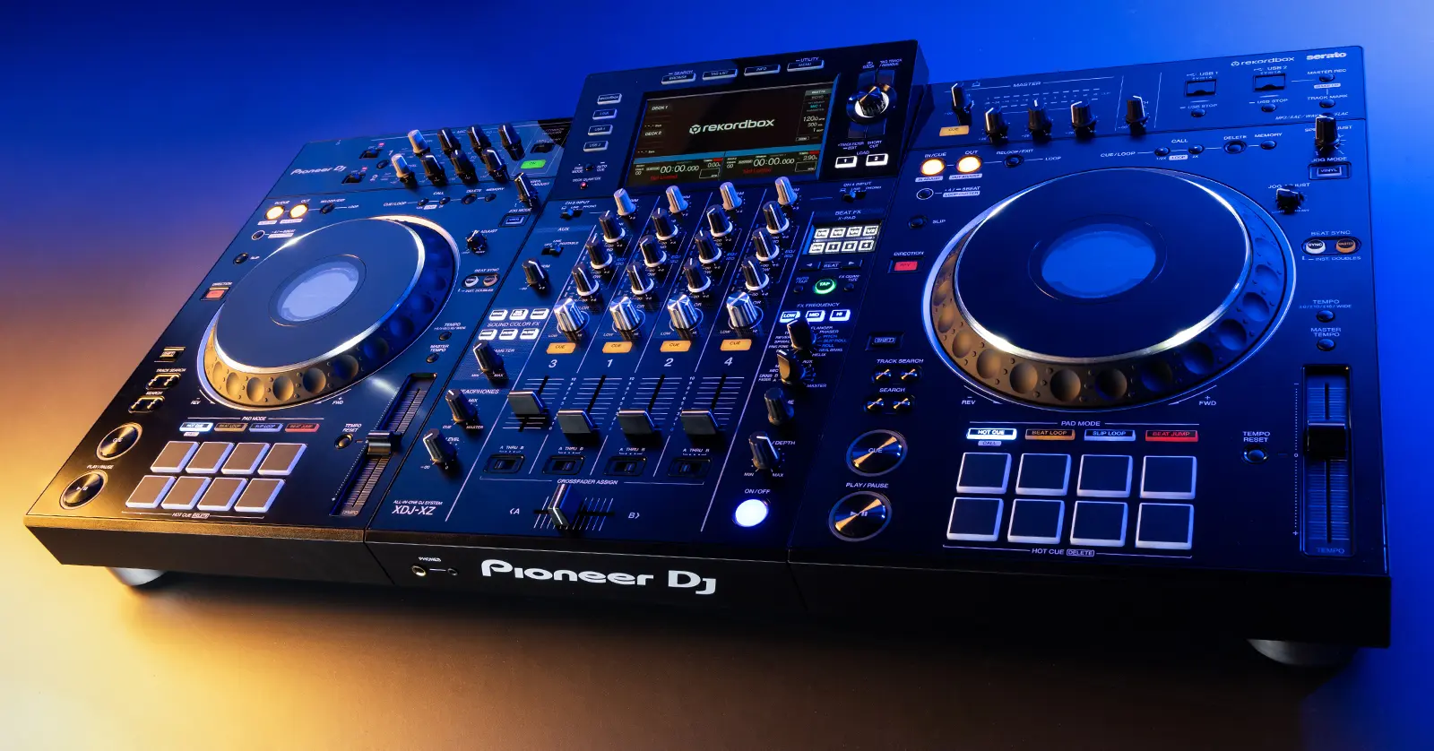 Bàn DJ Pioneer XDJ-ZX trong phòng thu âm chuyên nghiệp