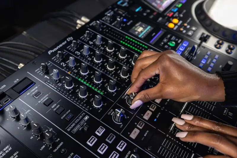 Bàn DJ Pioneer DJM-A9 trong môi trường club